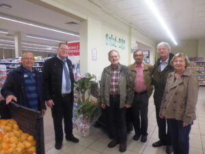 Zu den ersten Gratulanten bei Marktbetreiber Michael Buchmann (2. v. l.) gehörten Vertreter des Quedlinburger SPD-Ortsvereins